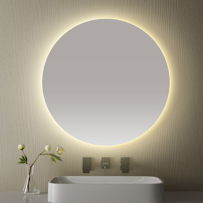 Miroir de salle de bain à LED intelligent avec fonction anti-brouillard, affichage du temps et de la température, atténuation sans pas, conception imperméable à l'eau, contrôle double contact, température de couleur 3000K ~ 6000K, dimensions et fonction personnalisables
